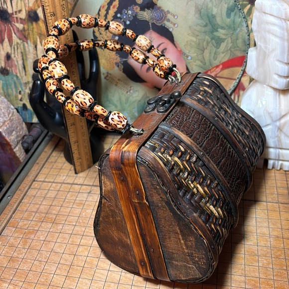 Rustic Rattan Wicker Wood Purse Box Wildcat Bead Handle 8”Hx7.25”Lx4.75”W Felt - Picture 14 of 15